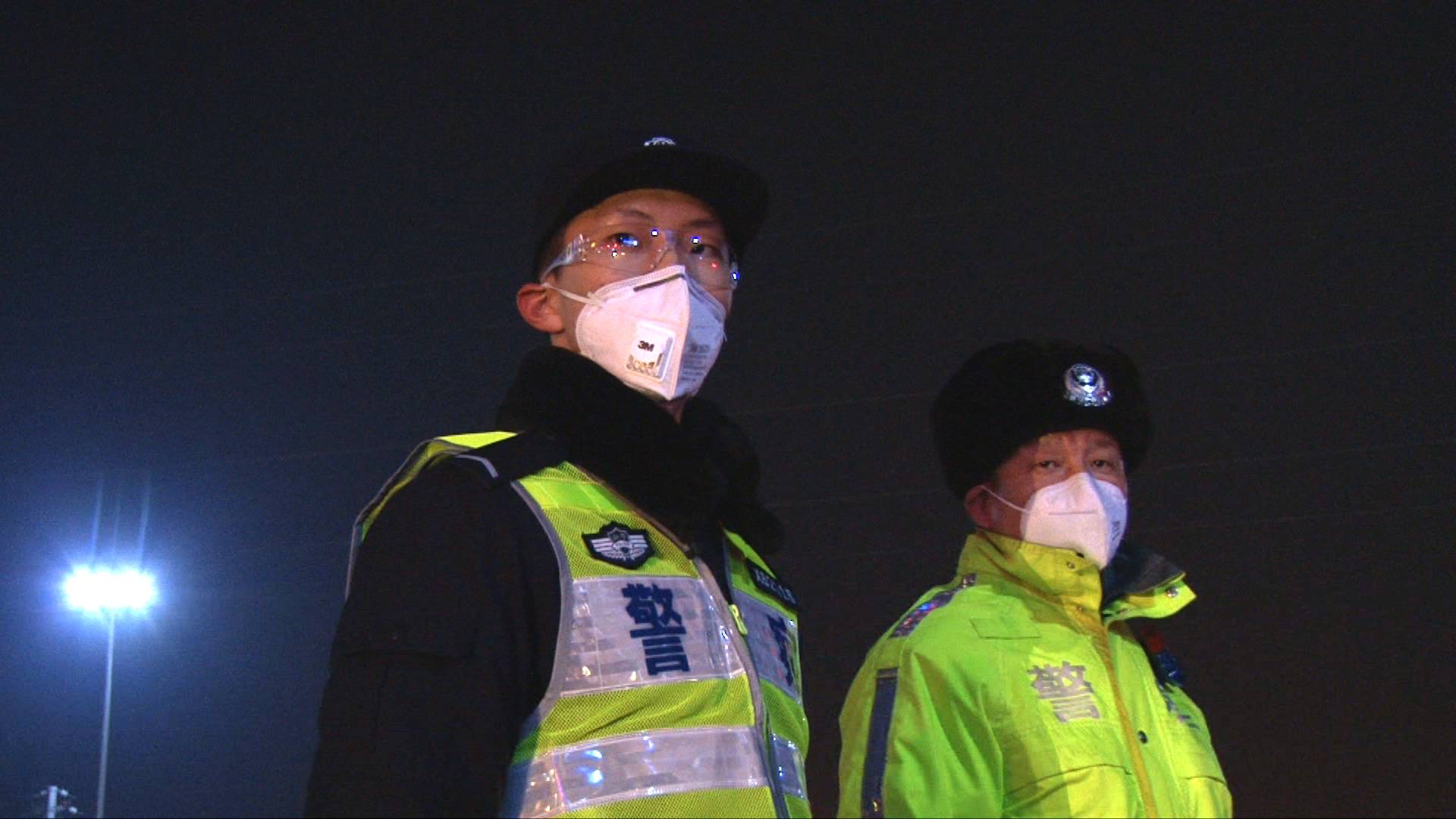 疫情防控一线特写:在高速路口上值勤的父子兵