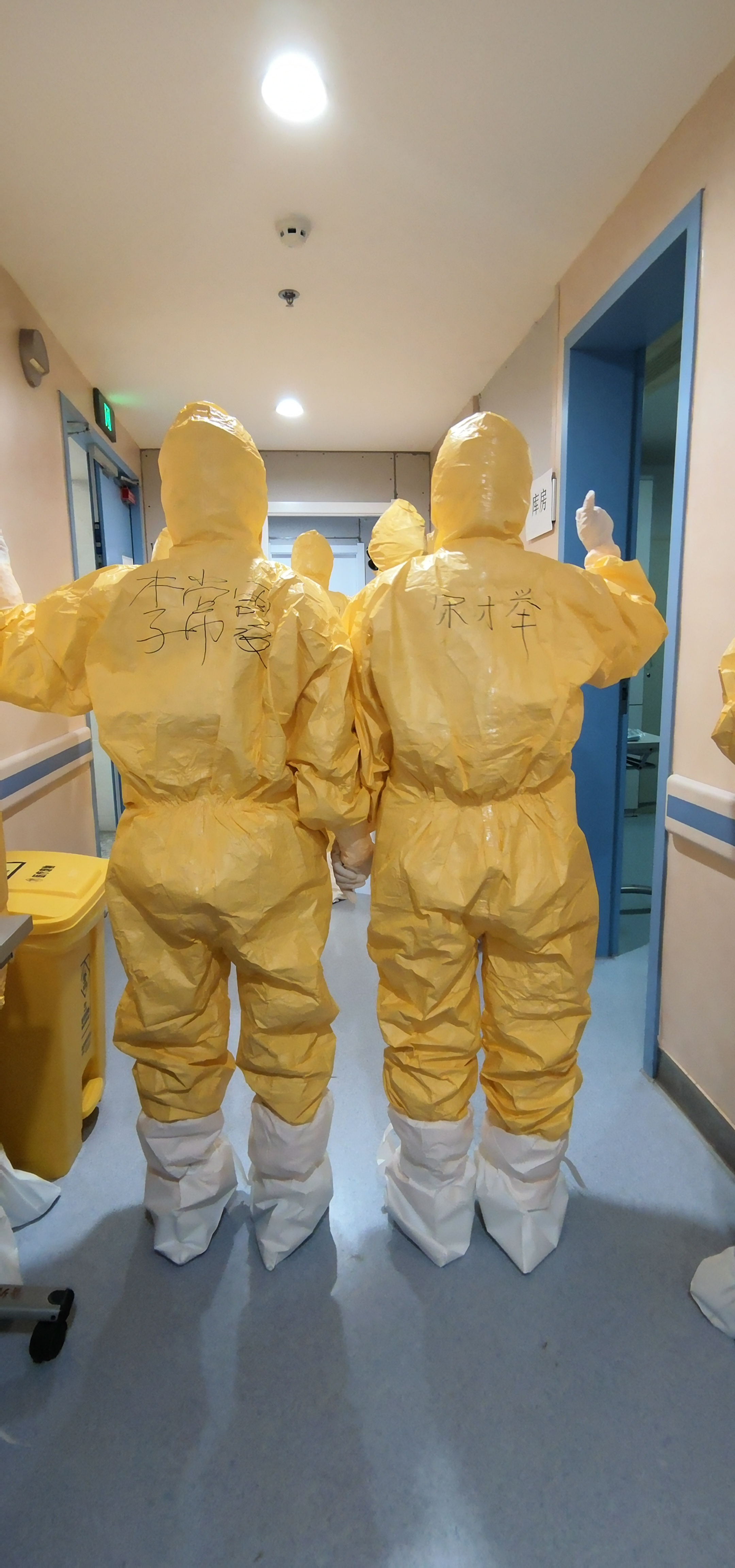 闪电直击丨山大二院支援湖北医疗队收治25名患者 防护服背上写"加油"