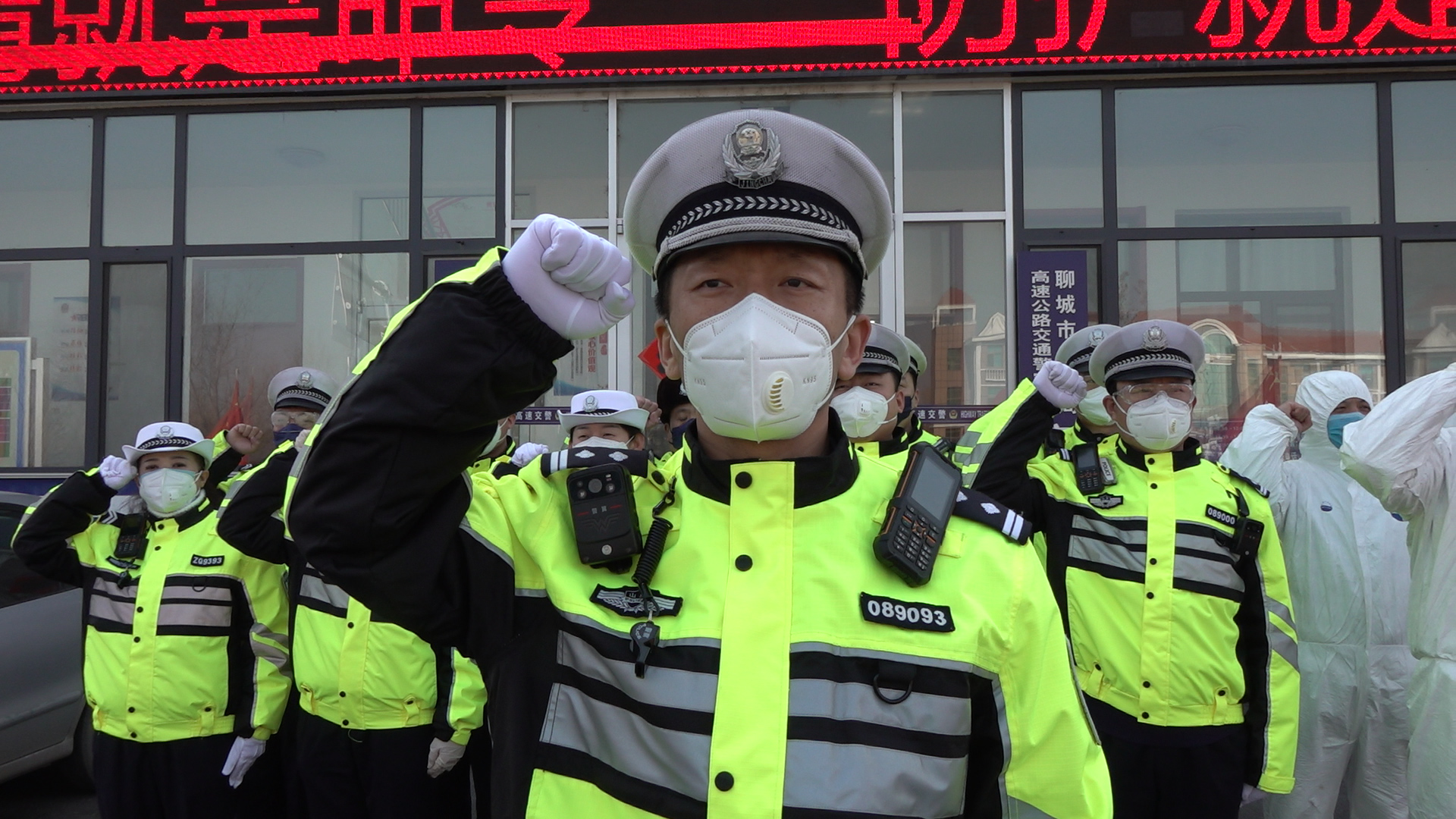 同时,为方便过往的车辆,高速交警高唐大队强化协同作战,在收费站设置