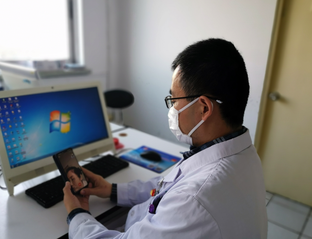 在公众号底部菜单点击"去问诊","去开药",即可在家体验两大互联网诊疗