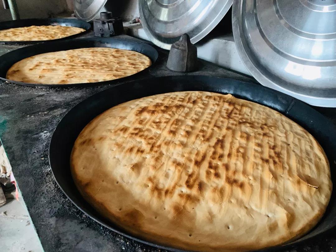 保障防控一线人员伙食 莒县两夫妻免费烙大饼赠火烧