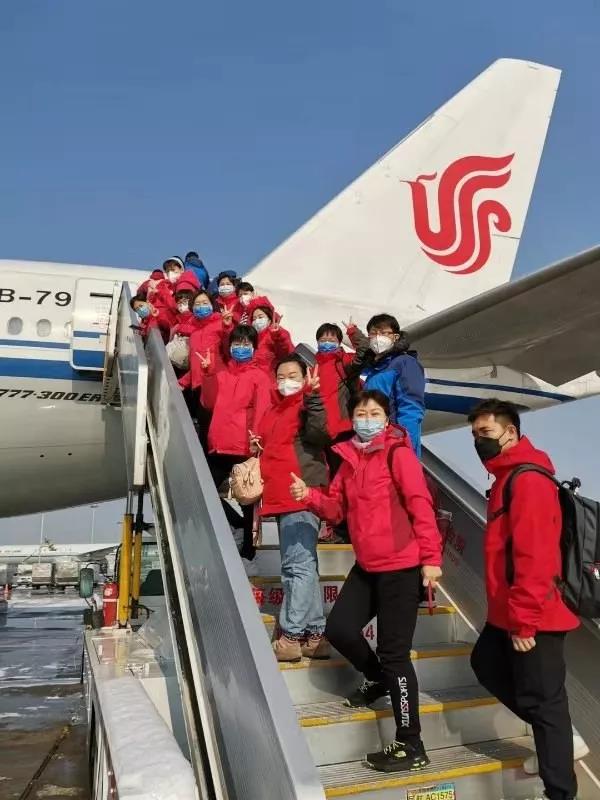 郭玉华与同事登机奔赴武汉