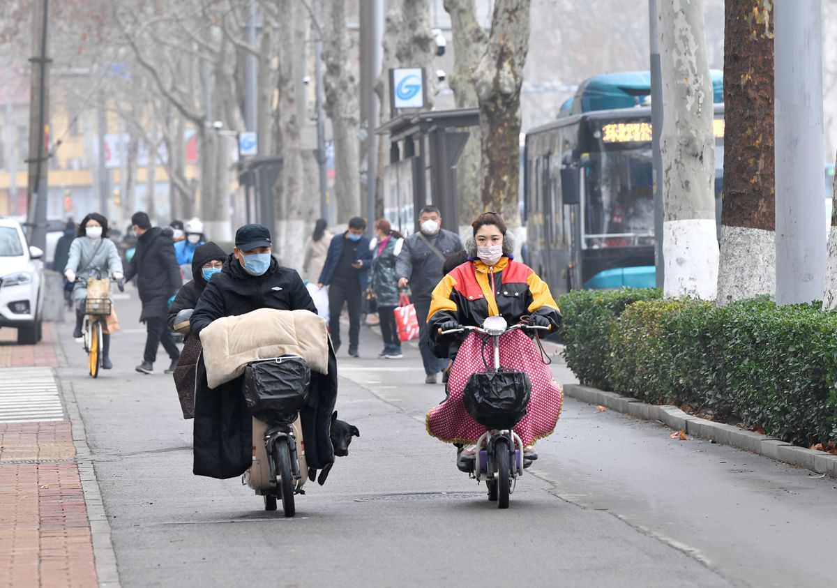 影像力街头车辆行人渐渐增多活力济南正在苏醒