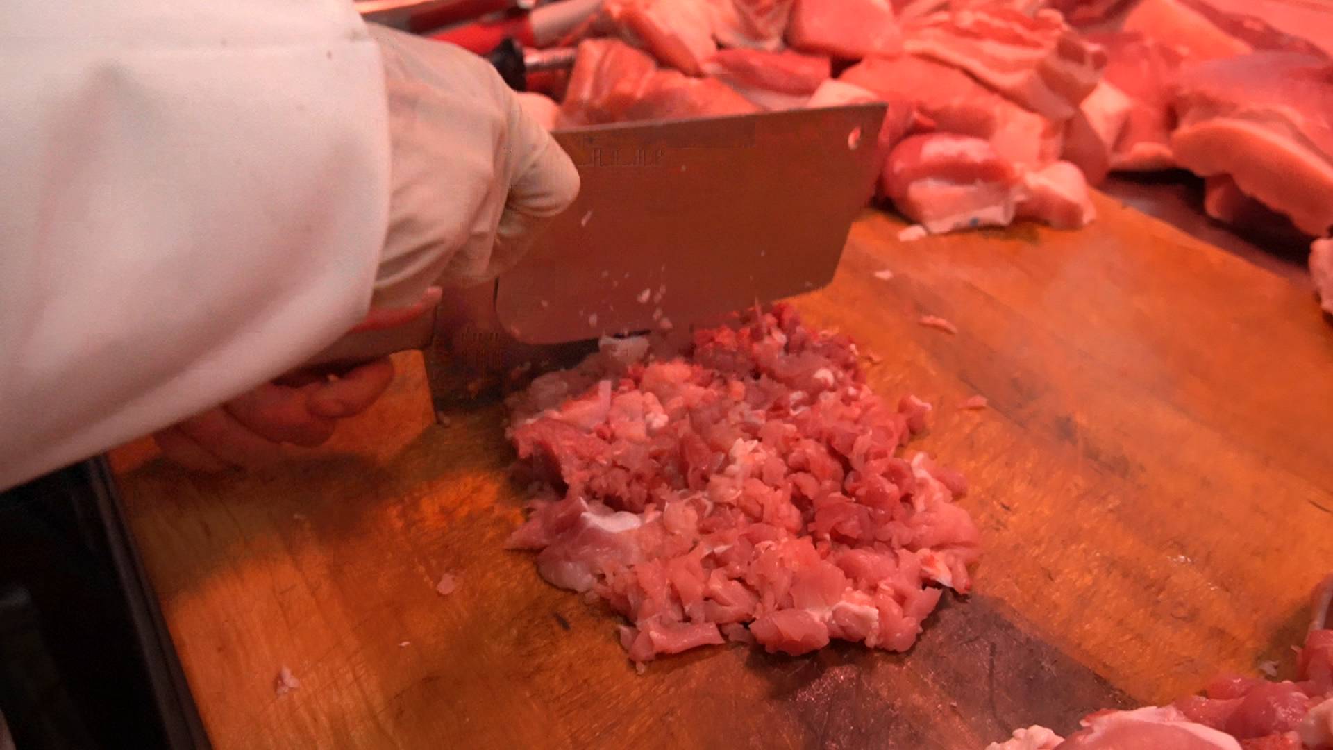 尚明水把猪肉剁成肉馅,满足线上顾客的需求