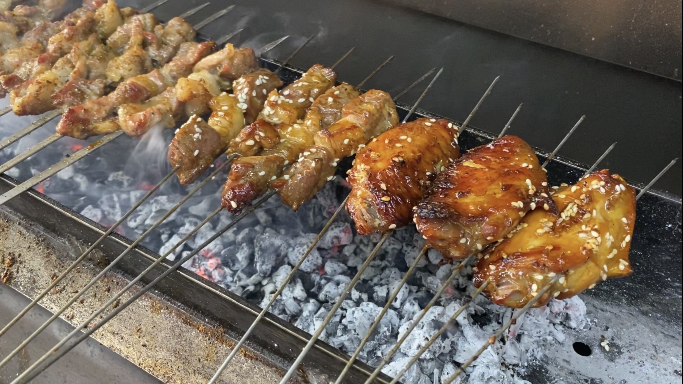 126秒烤羊肉串翅中蒜爆肉济南外卖烧烤上线四层包装保证最佳口感