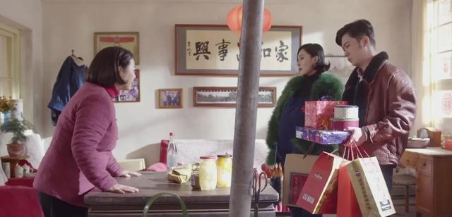 這個(gè)媽不好當(dāng)！大家覺得她這樣做，對(duì)嗎？