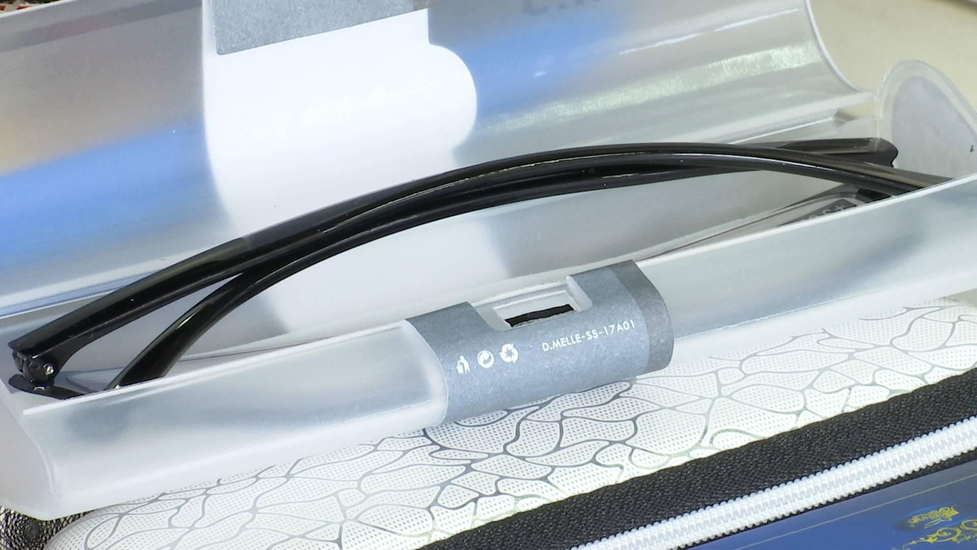 选择弹性好镜架 尺寸要与瞳距匹配