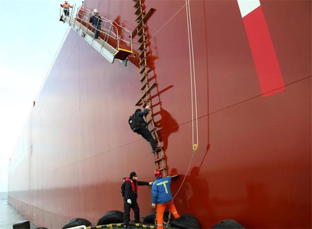 救生衣,护目镜,手持终端,望远镜……一起看看引航员包里都装了啥