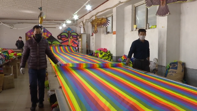 87秒丨线上订单助推企业复工复产 潍坊风筝搭乘电商"春风"飞向全国