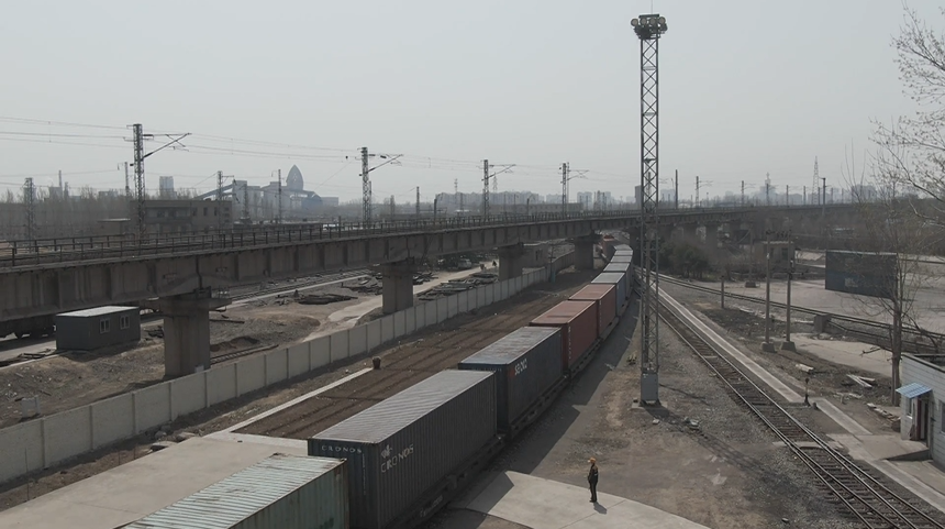 "济宁兖州北站副站长姜乐刚告诉记者,随着"兖欧班列"的正式恢复运营