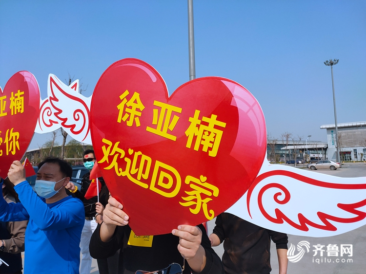 46秒丨最强应援妻子援湖北归来他组20辆国产车车队机场迎接