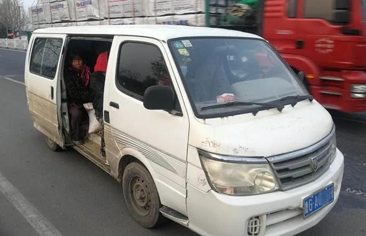 面包车核载9人塞进11人 ,"赶早"超员!寿光公安查处多起超载违法行为