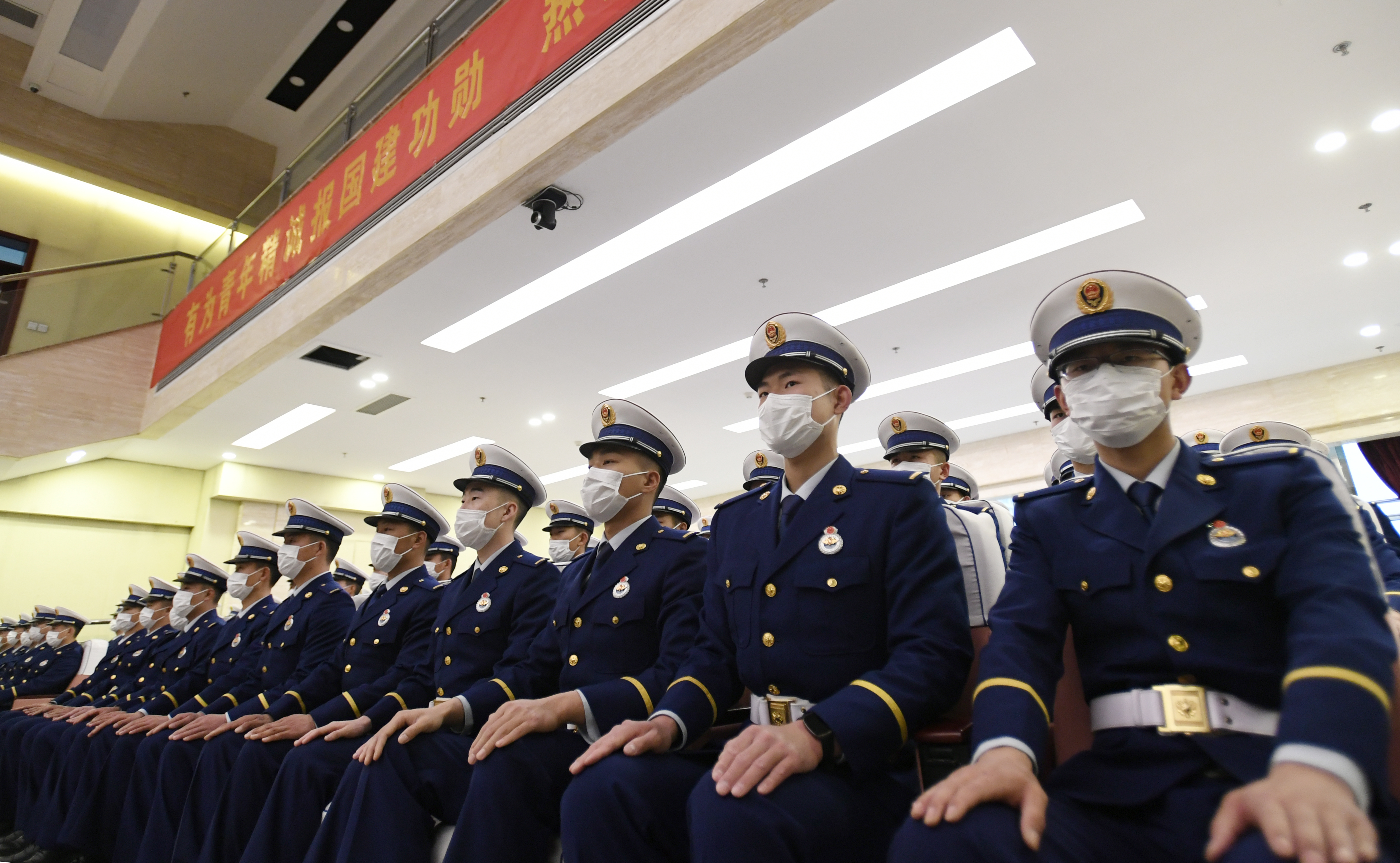 帅气授衔!249名新消防员踏上"火焰蓝"新征程