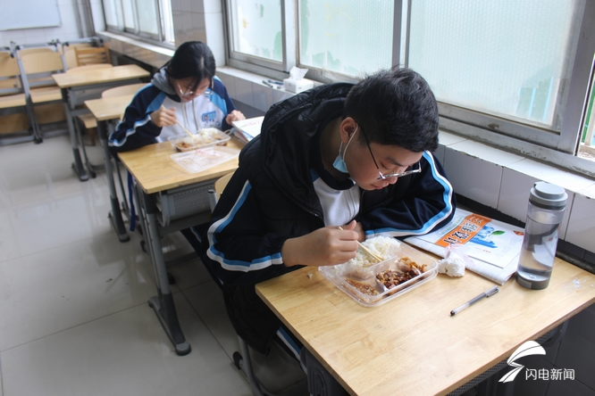 食堂飄香開飯啦直擊德州學校開學首日錯峰錯時就餐