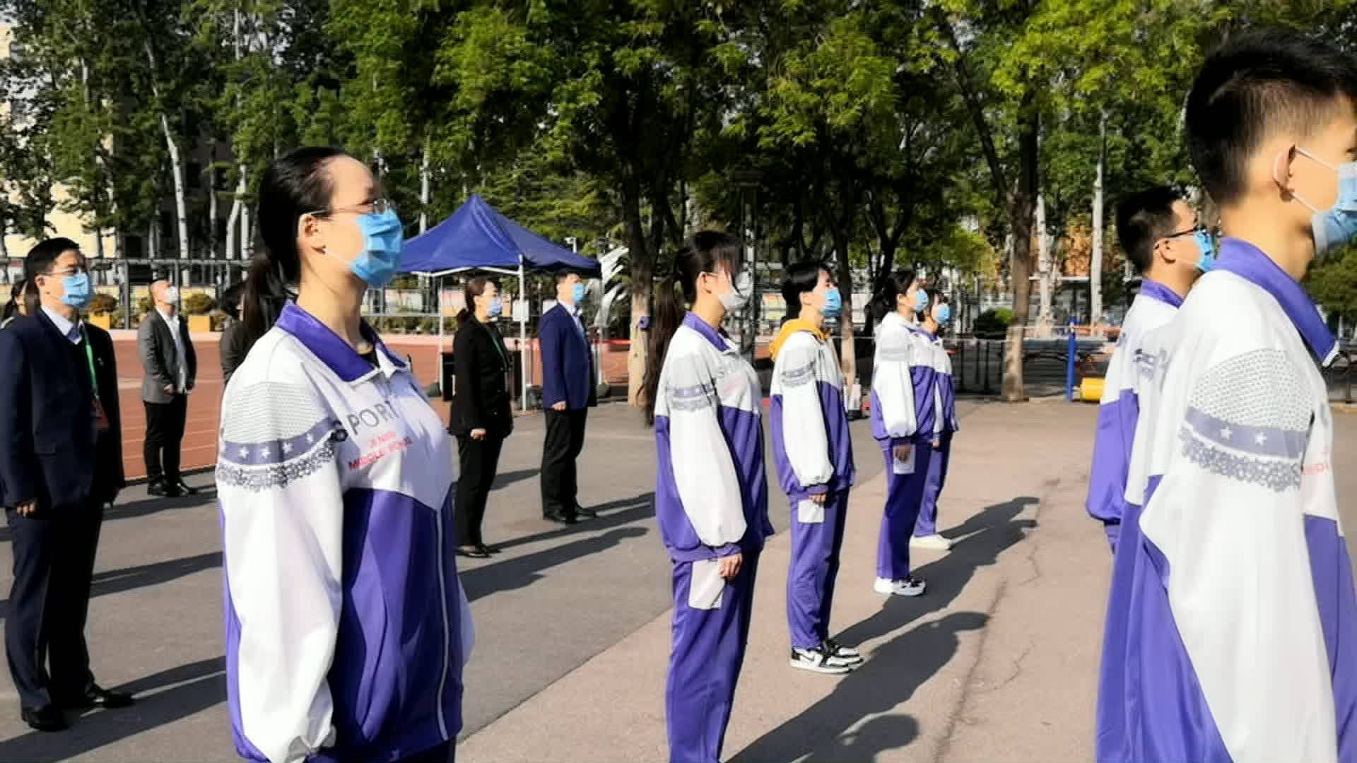 行注目礼的手势图片图片