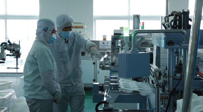 35秒丨探访全国最大口罩生产企业日照三奇24小时两班倒不间断生产