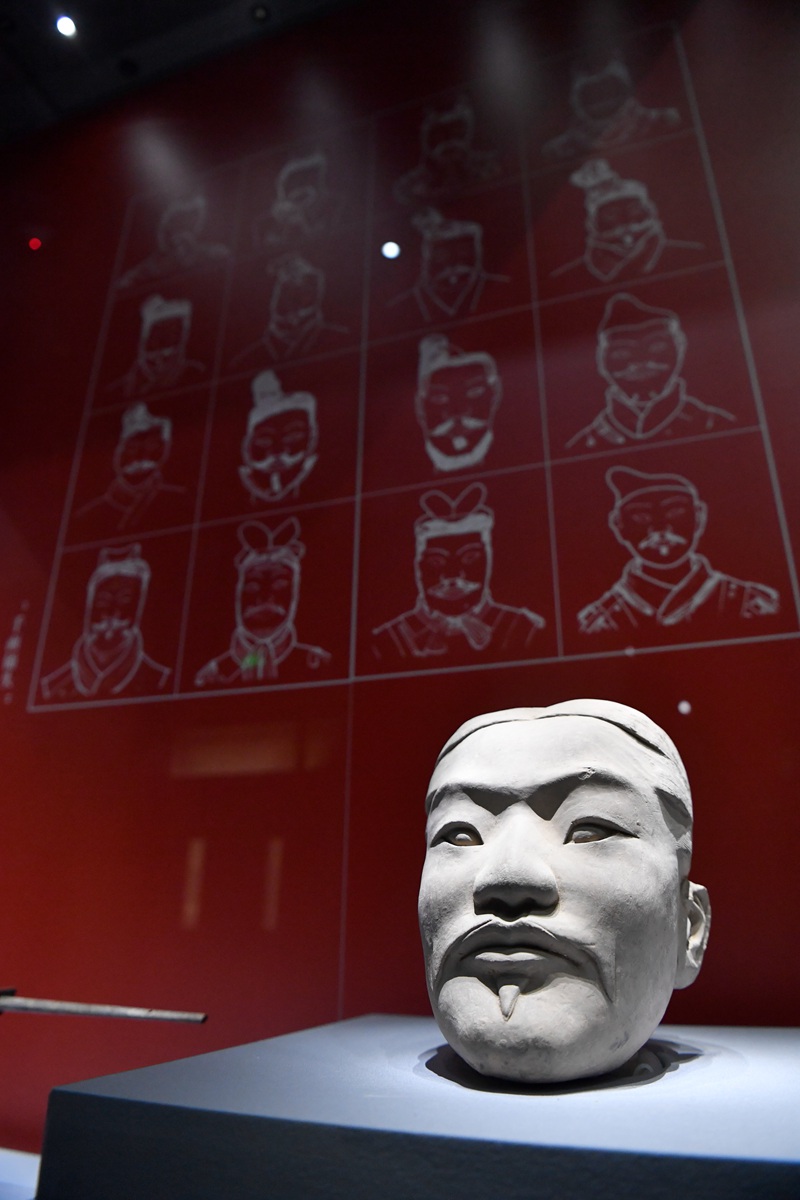 图为展厅内展出的兵马俑头部.