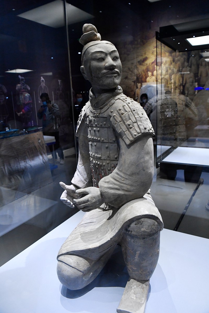 图为已布展好的跪射武士俑.