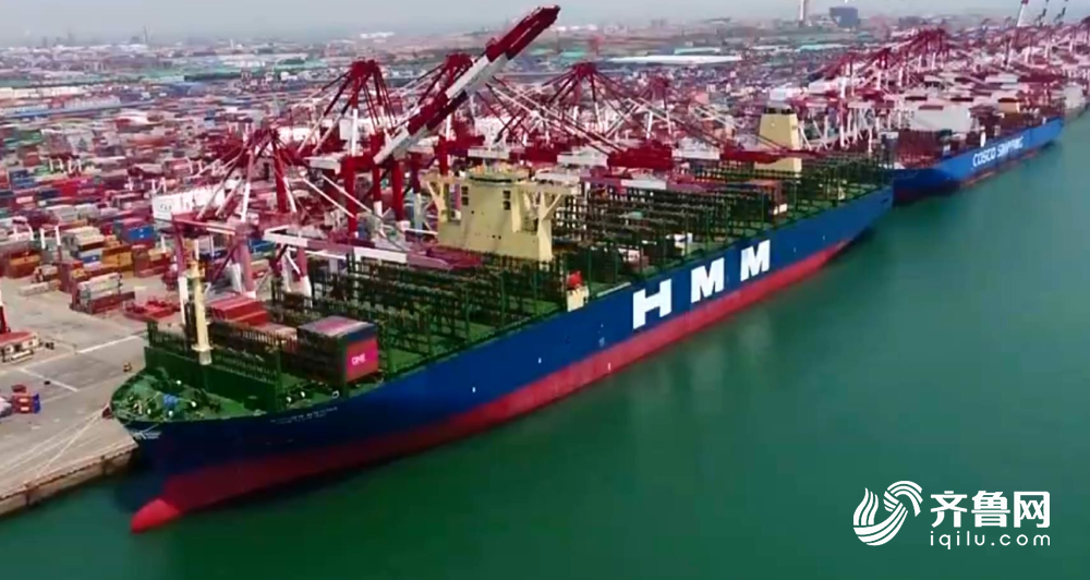 世界最大集装箱船在山东港口青岛港开启首航