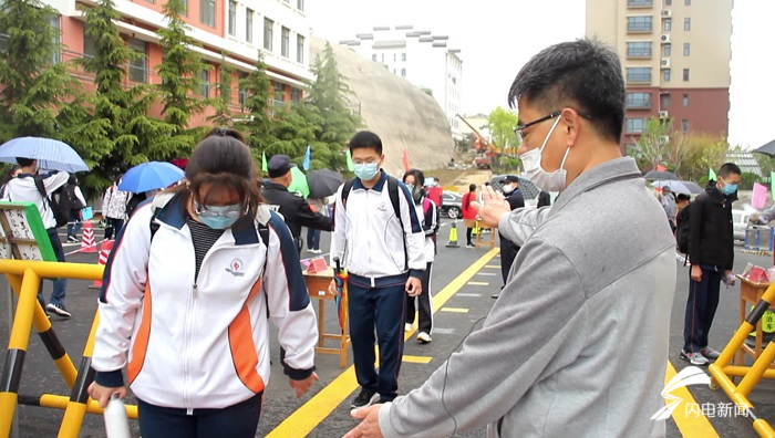 复学第一天繁忙而有序威海神道口中学班级里的升旗仪式让同学们充满