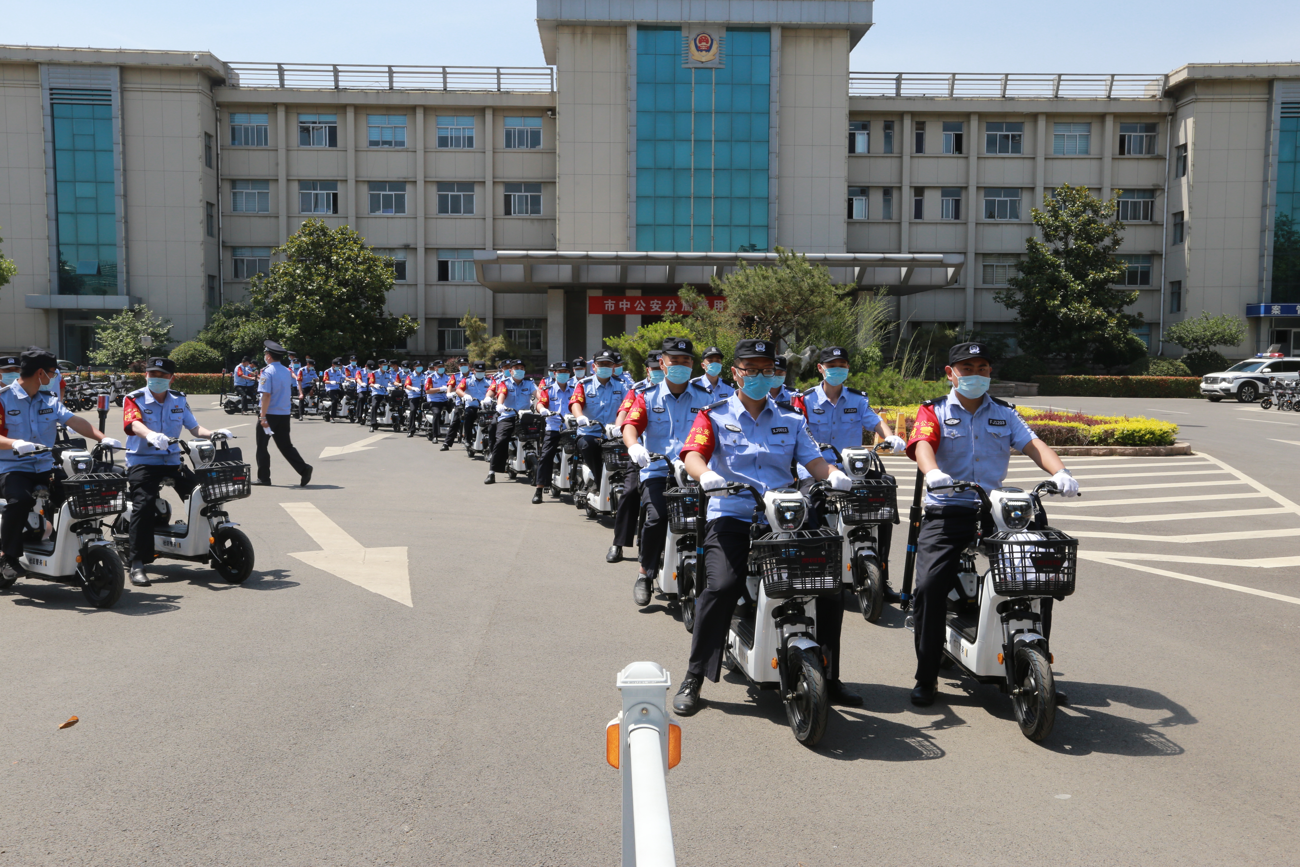 39秒|织密巡逻网,提高见警率!枣庄市中警方集中发放140辆警用车辆