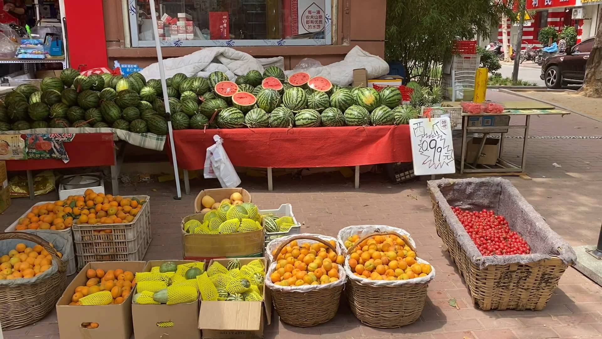 74 秒 | 全国多市开始松绑"地摊经济" 济南城管:正学习其它城市经验