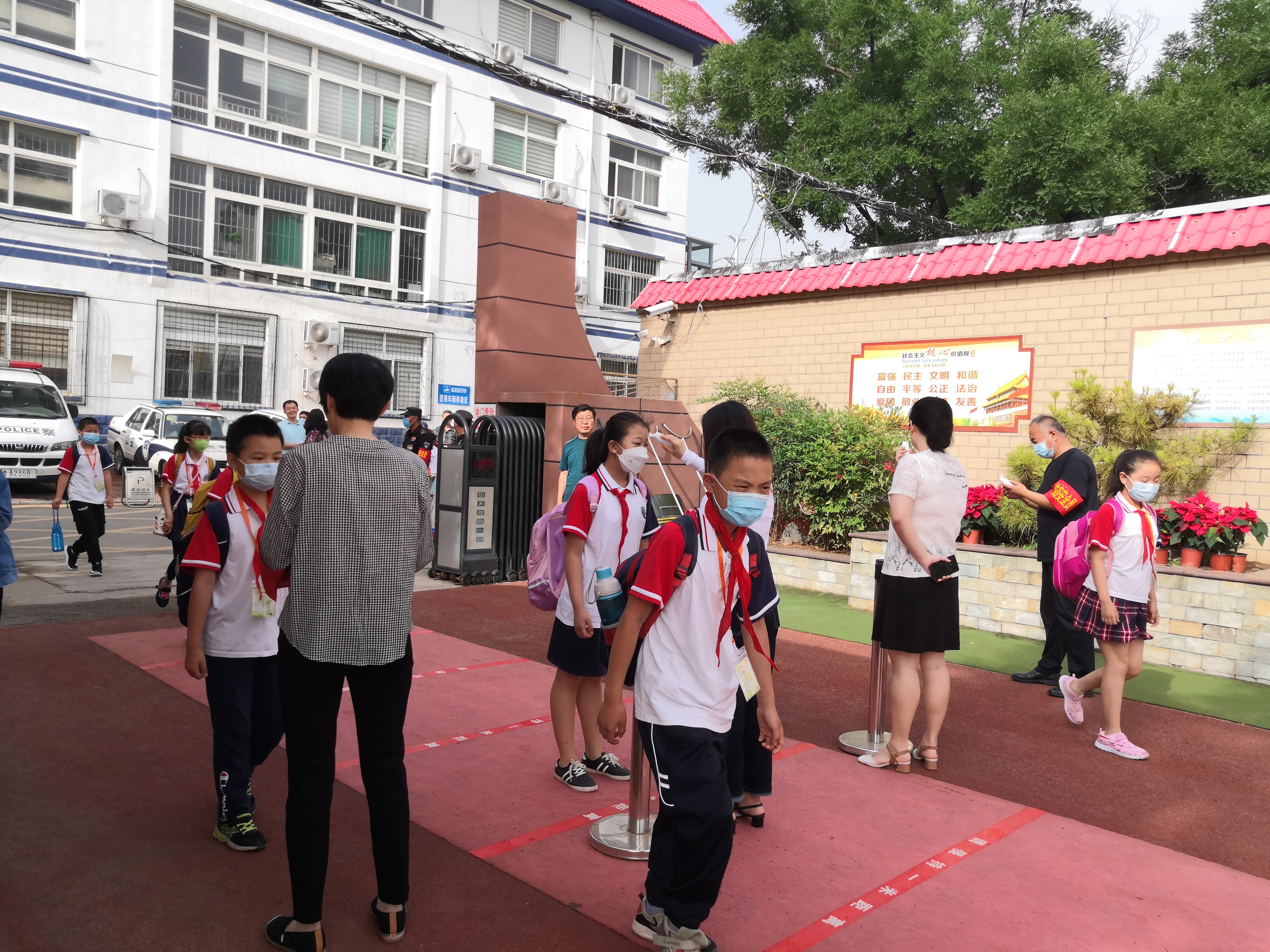 家长,老师齐上阵,济南市玉函小学低年级复学复课啦!