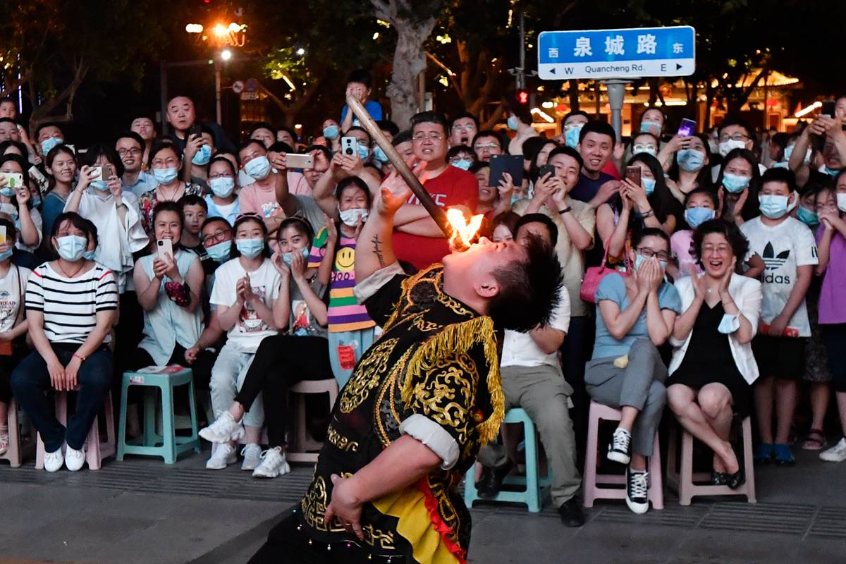 影像力|济南泉城路"夜市"迎首个周末 非遗"摆摊"展演引围观