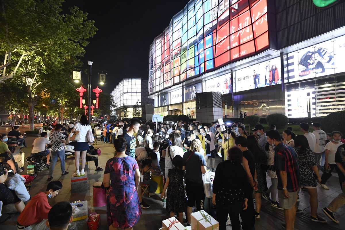 影像力|济南泉城路"夜市"迎首个周末 非遗"摆摊"展演引围观