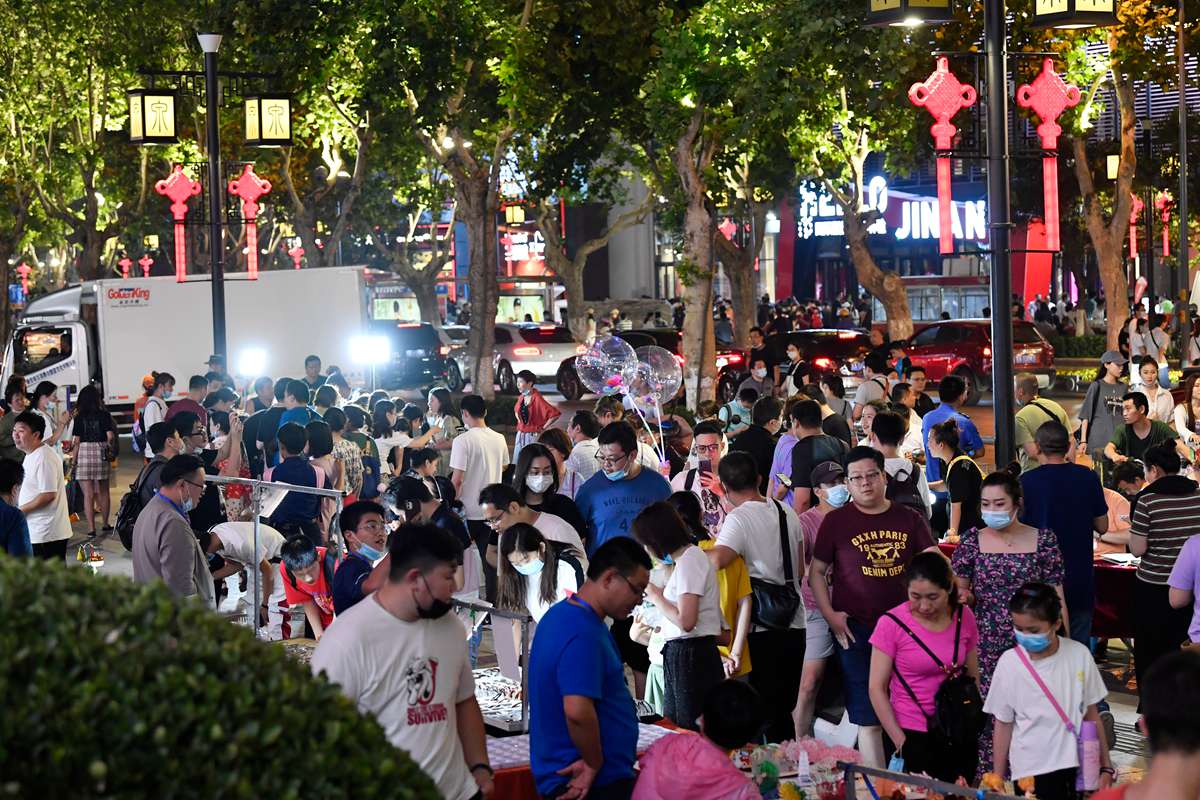 影像力|济南泉城路"夜市"迎首个周末 非遗"摆摊"展演引围观