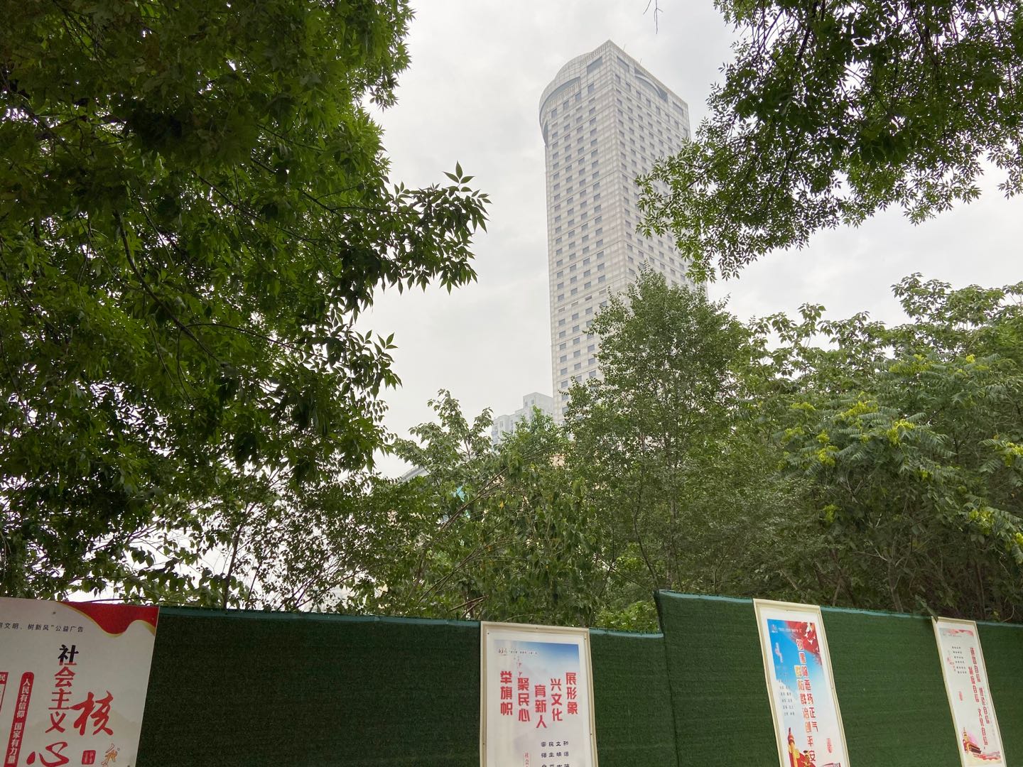 济南"齐鲁宾馆"片区将建千佛山北广场,记者实地探访矗立20多年的"烂尾