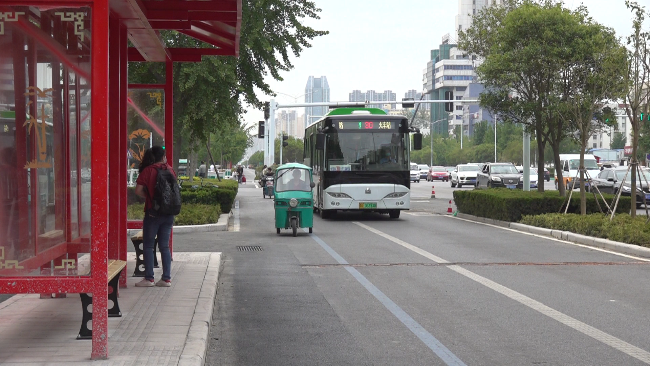 49秒丨新变化!潍坊北海路25处新建候车亭正式启用 公交车改从辅道行驶