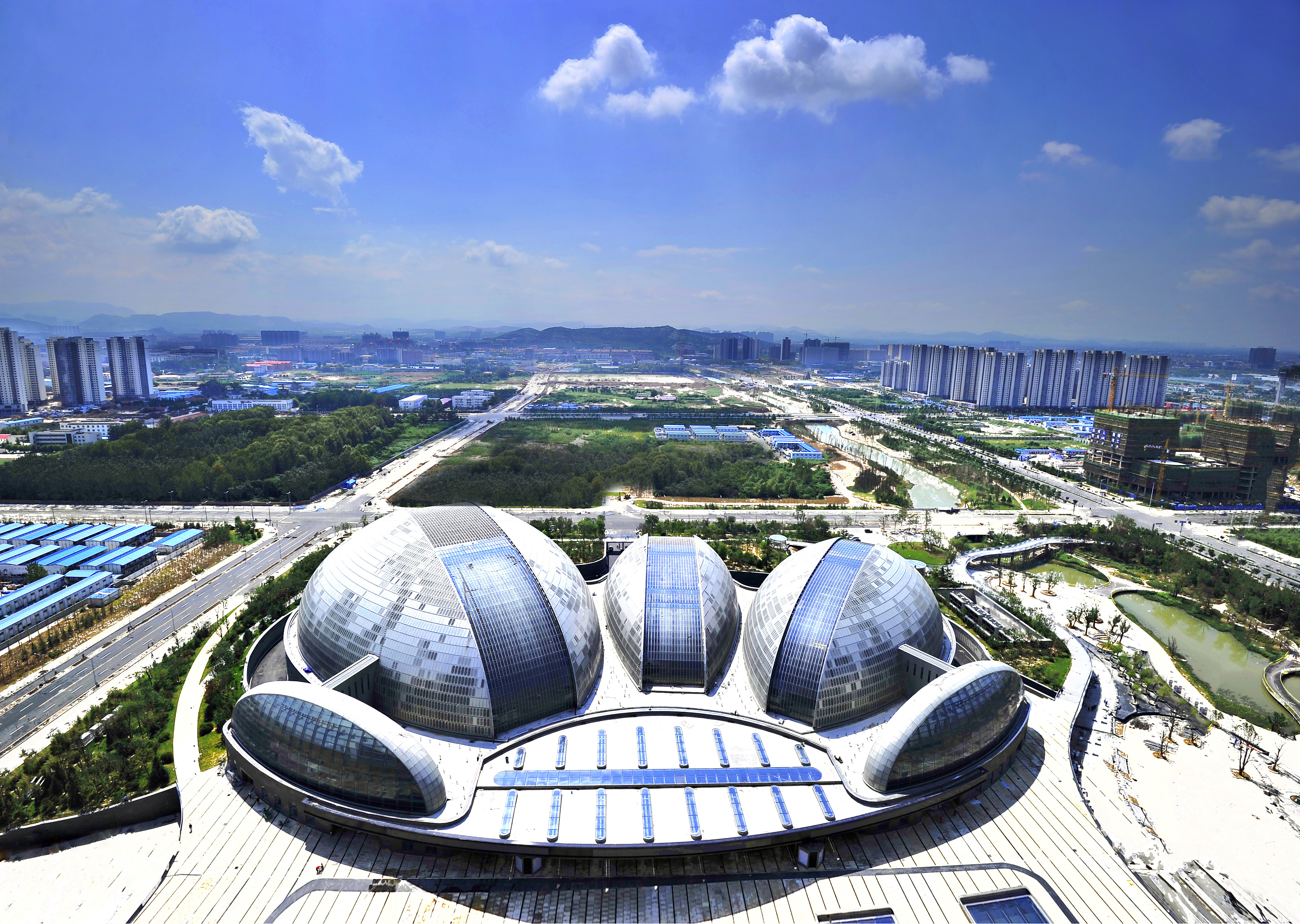 景区即日起至6月30日举办童趣龙门山,全家"粽"动员活动,推出水球大战