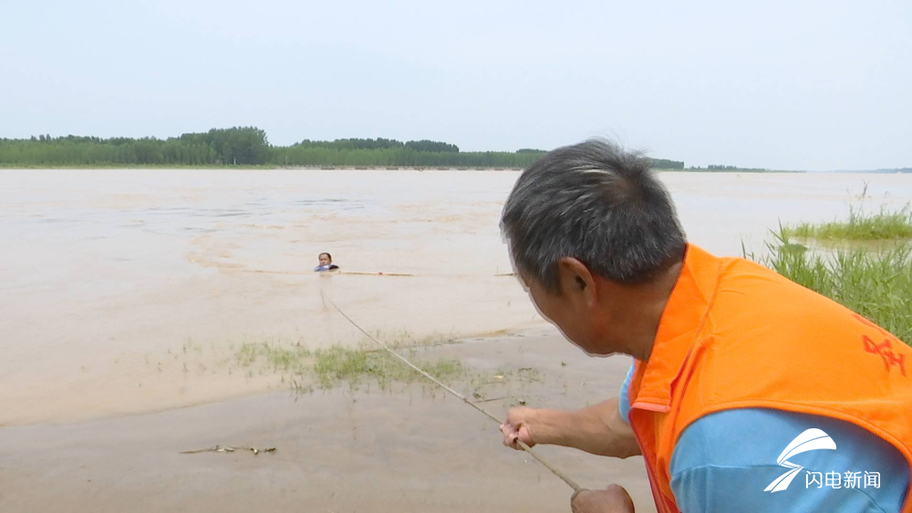 齐鲁网·海报新闻济南“黄河阻泳第一人”再下水试陡滩 还原水下险情，再现“以身试险”！