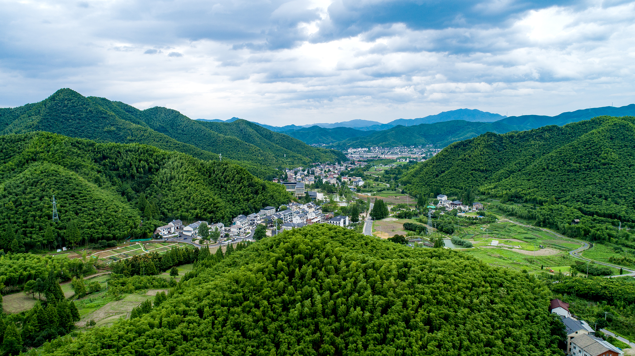 【小康之约】评论:集聚磅礴动力 振兴美丽乡村