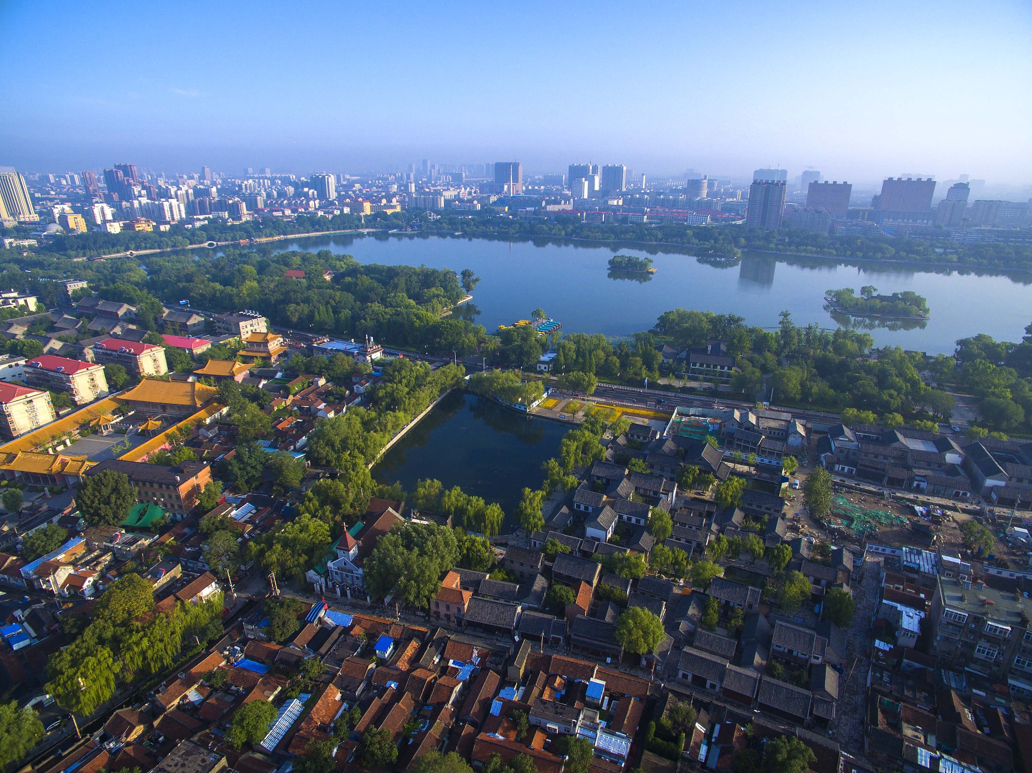 上榜"美好生活城市",实至名归更需乘风破浪丨闪电评论