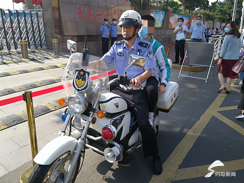 一名考生紧急求助交警,说是忘记带准考证,李村中队辅警纪鸽骑摩托车带