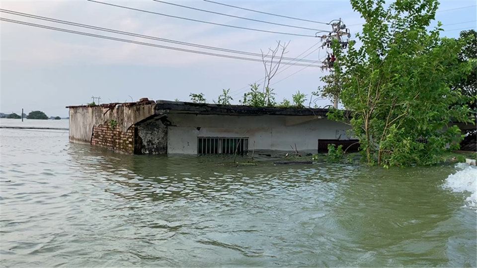 48秒丨记者直击江西永修县三角乡灾情房屋一楼被洪水淹没2万多人安全