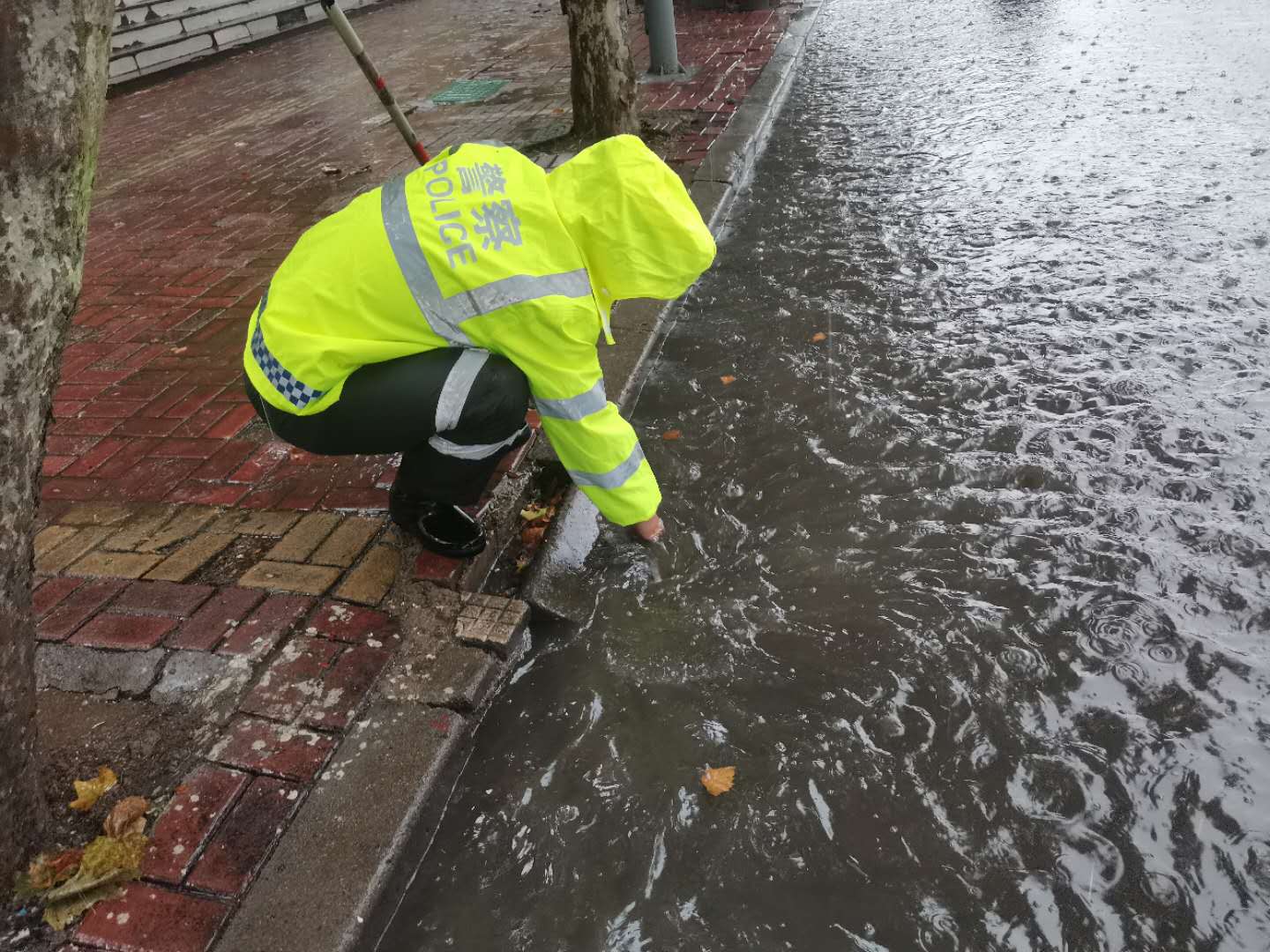 多图看最帅身影!直击暴雨中枣庄交警执勤保畅通