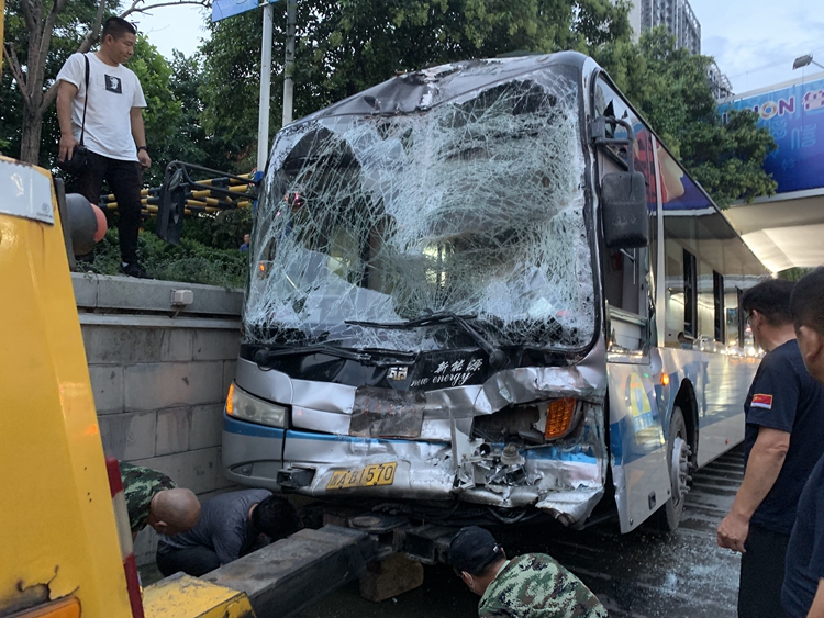 突发!济南经十路一铁路桥洞两辆公交车与一辆大巴相撞,车体损坏严重