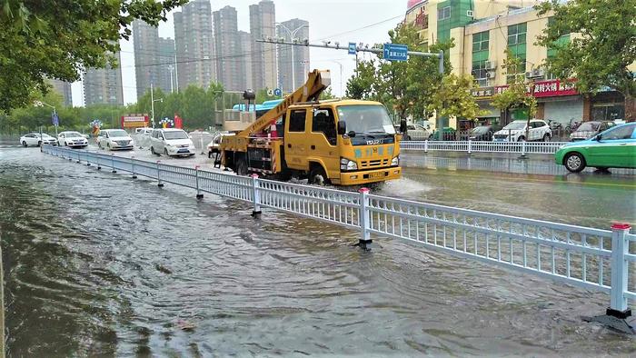 30秒丨直击德州雨情:最大降水量141.1毫米 多部门坚守备勤保通畅
