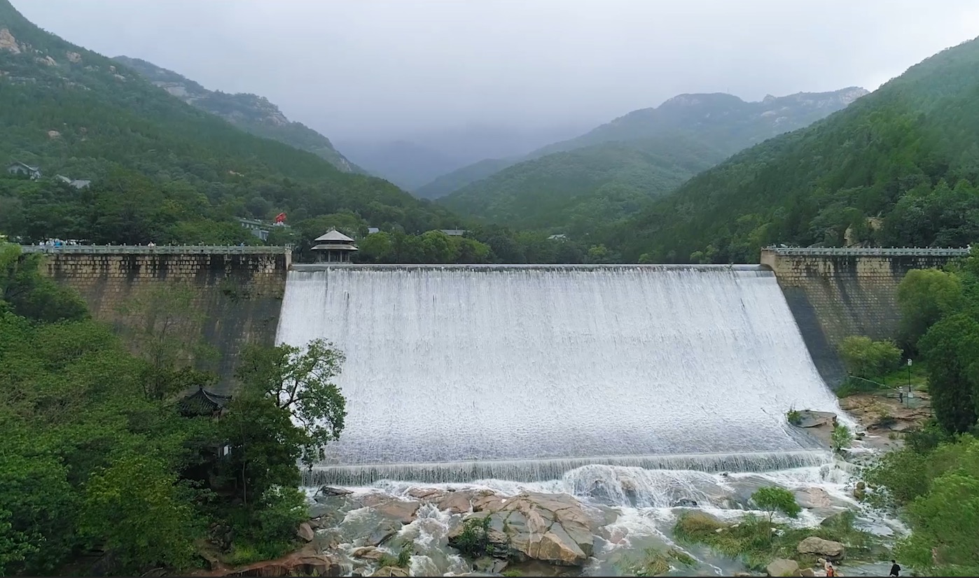 航拍雨後泰山黑龍潭再現飛流瀑布美景奔瀉而下蔚為壯觀