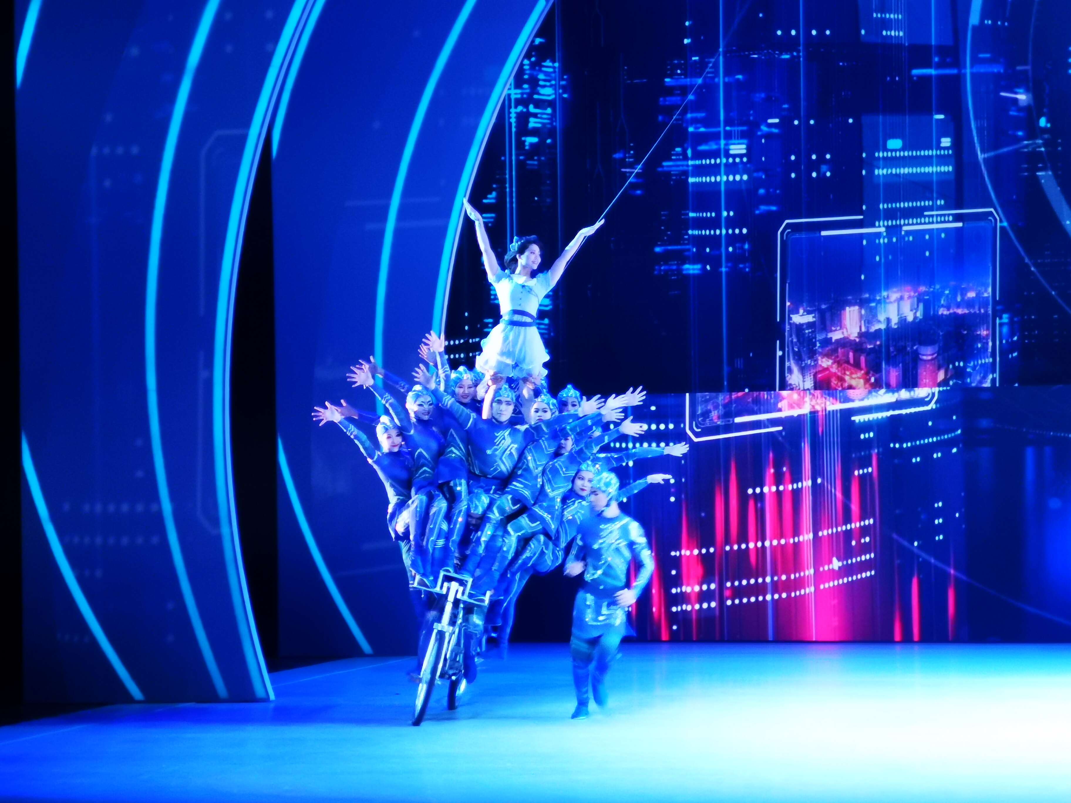 前沿舞美科技打造梦般的视效!大型幻景杂技影画《泉城记忆》首演成功
