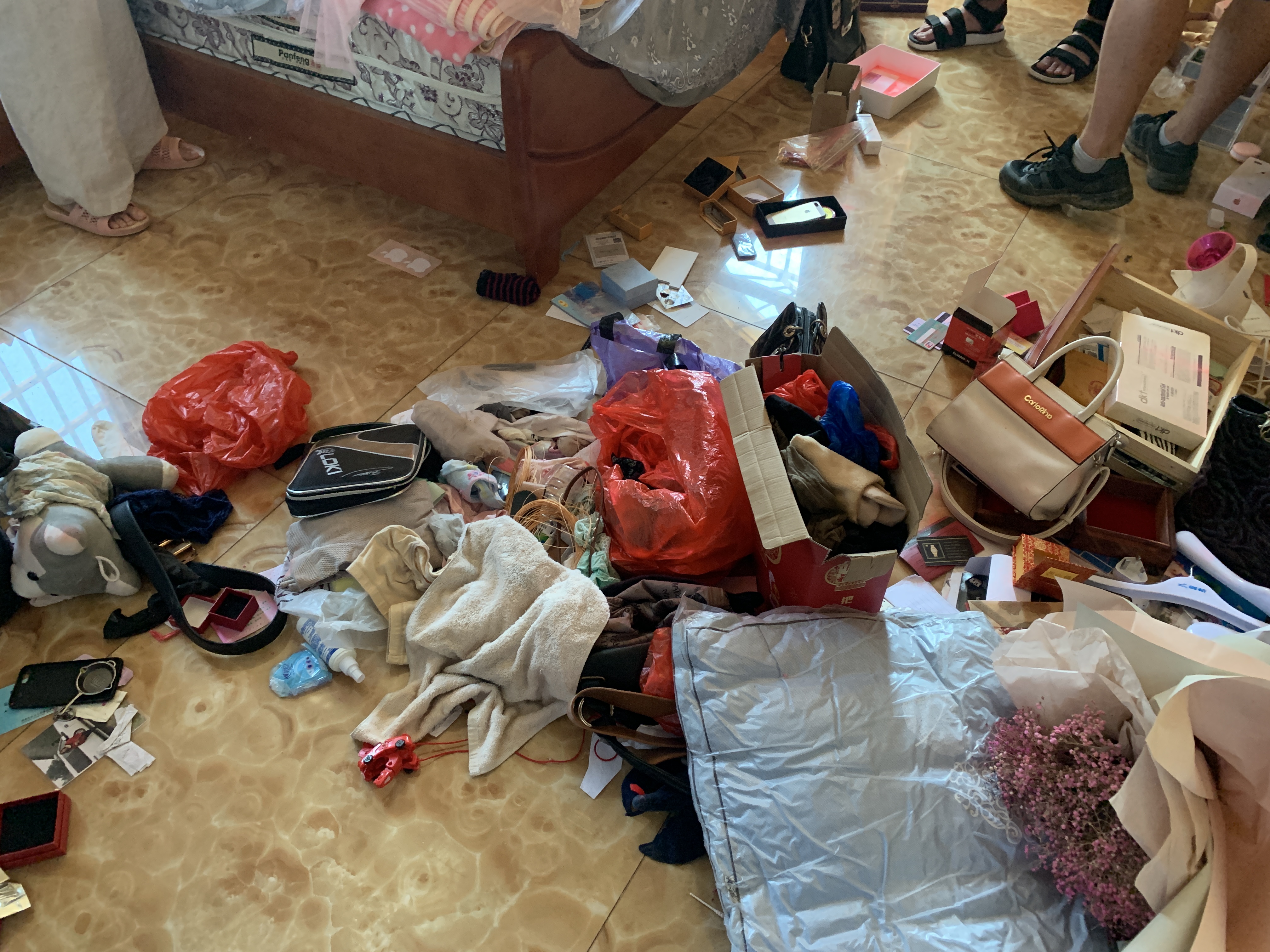 闪电直击记者探访江西凶杀案受害人家受害人女儿收拾后依旧乱糟糟