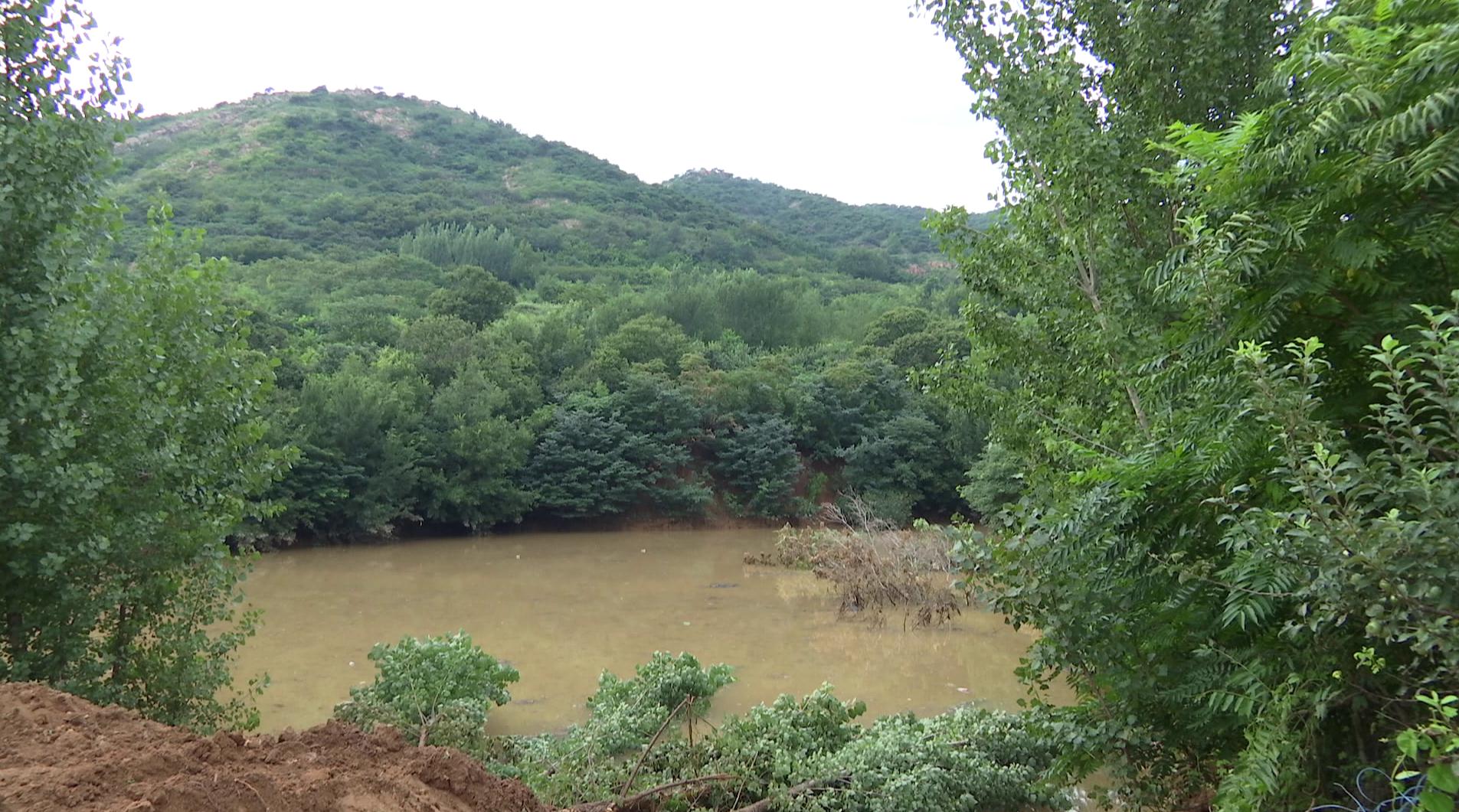 34秒 | 洪水导致莒南一水库塌方 当地加紧进行泄洪抢修_齐鲁原创_山东