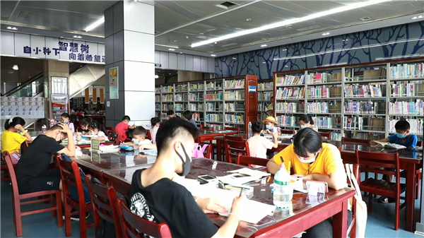 东营掀起暑假"读书热" 图书馆成为热门"打卡地"