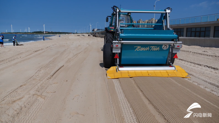 29秒丨一车可抵60名环卫工人荣成首台大型沙滩清理车服务好运角最美岸