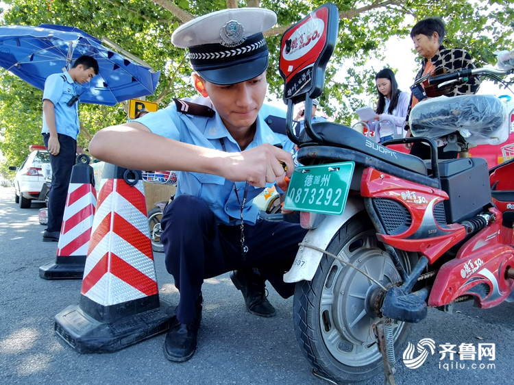 71秒丨电动车挂牌倒计时德州民警路口服务等您来挂牌