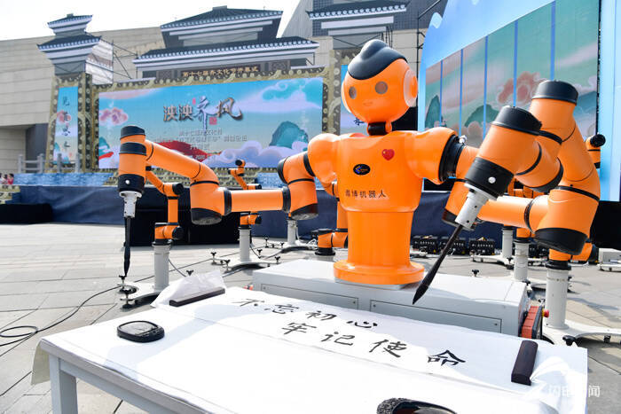 能跳舞,会写毛笔字 遨博协作机器人亮相齐文化节"智"造惊喜