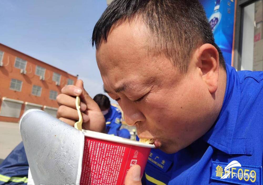 加入梁山蓝天救援队这两年,虽然辛苦,但王广生觉得很充实,能帮助他人